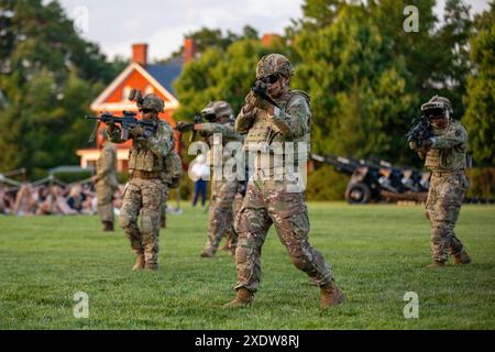 Soldaten mit dem 3. US-Infanterieregiment (The Old Guard) und der US Army Band Pershing’s Own treten am 12. Juni 2024 auf dem Summerall Field in der Joint Base Myer-Henderson Hall auf. Die Veranstaltung feierte den 249. Geburtstag der U.S. Army und zeigte einen Eingang des U.S. Army Parachute Teams, The Golden Knights. Die Zeremonie wurde von der ehrenwerten Christine Wormuth, Sekretärin der Armee, General Randy A. George, 41. Stabschef der Armee, und Sergeant Major der Armee Michael R. Weimer geleitet. (Foto der US-Armee von Sgt. Ethan Scofield) Stockfoto