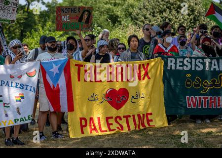 New York, New York, USA. Juni 2024. Sen. Bernie Sanders (I-VT), Â Alexandria Ocasio-Cortez (D-NY), andÂ Jamaal Bowman (D-NY) holdÂ A rallyÂ und Canvass-Auftakt am Wochenende vor dem New York Democratic PrimaryÂ St. Mary's Park im Stadtteil Bronx von New York City. (Kreditbild: © Michael Nigro/Pacific Press via ZUMA Press Wire) NUR REDAKTIONELLE VERWENDUNG! Nicht für kommerzielle ZWECKE! Stockfoto