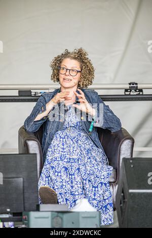 BROADCHALKE, WILTSHIRE, UK, 24. Juni 2024, Helen Scales spricht beim Chalke History Festival, dem führenden Geschichtsfestival Großbritanniens am Eröffnungstag. Die Veranstaltung zieht Hunderttausende von Geschichtsinteressierten an, darunter Zehntausende von Schulkindern. John Rose/Alamy Live News Stockfoto