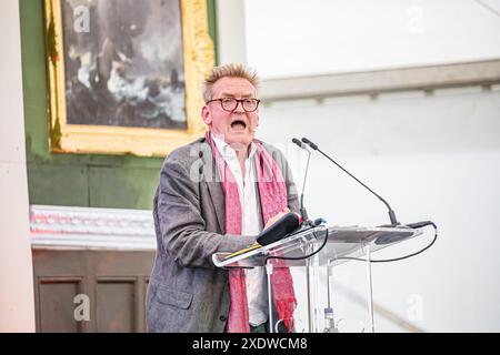 BROADCHALKE, WILTSHIRE, UK, 24. Juni 2024, Giles Milton spricht am Eröffnungstag beim Chalke History Festival, dem führenden Geschichtsfestival Großbritanniens. Die Veranstaltung zieht Hunderttausende von Geschichtsinteressierten an, darunter Zehntausende von Schulkindern. John Rose/Alamy Live News Stockfoto