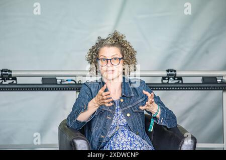 BROADCHALKE, WILTSHIRE, UK, 24. Juni 2024, Helen Scales spricht beim Chalke History Festival, dem führenden Geschichtsfestival Großbritanniens am Eröffnungstag. Die Veranstaltung zieht Hunderttausende von Geschichtsinteressierten an, darunter Zehntausende von Schulkindern. John Rose/Alamy Live News Stockfoto