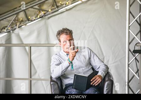 BROADCHALKE, WILTSHIRE, UK, 24. Juni 2024, Alex Langlands spricht am Eröffnungstag beim Chalke History Festival, dem führenden Geschichtsfestival Großbritanniens. Die Veranstaltung zieht Hunderttausende von Geschichtsinteressierten an, darunter Zehntausende von Schulkindern. John Rose/Alamy Live News Stockfoto