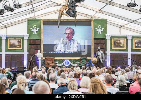 BROADCHALKE, WILTSHIRE, UK, 24. Juni 2024, Robert Peston spricht am Eröffnungstag zum Chalke History Festival, dem führenden Geschichtsfestival Großbritanniens. Die Veranstaltung zieht Hunderttausende von Geschichtsinteressierten an, darunter Zehntausende von Schulkindern. John Rose/Alamy Live News Stockfoto