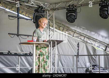 BROADCHALKE, WILTSHIRE, UK, 24. Juni 2024, Wendy Moore spricht beim Chalke History Festival, dem führenden Geschichtsfestival Großbritanniens am Eröffnungstag. Die Veranstaltung zieht Hunderttausende von Geschichtsinteressierten an, darunter Zehntausende von Schulkindern. John Rose/Alamy Live News Stockfoto