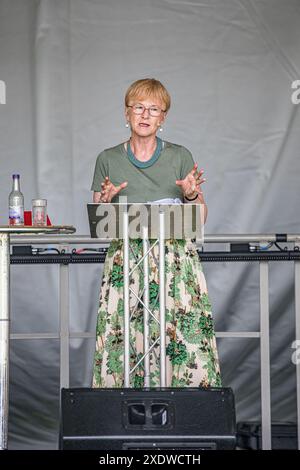 BROADCHALKE, WILTSHIRE, UK, 24. Juni 2024, Wendy Moore spricht beim Chalke History Festival, dem führenden Geschichtsfestival Großbritanniens am Eröffnungstag. Die Veranstaltung zieht Hunderttausende von Geschichtsinteressierten an, darunter Zehntausende von Schulkindern. John Rose/Alamy Live News Stockfoto