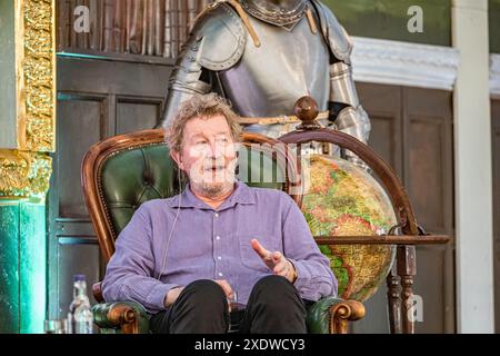 BROADCHALKE, WILTSHIRE, UK, 24. Juni 2024, Sebastian Faulks spricht am Eröffnungstag beim Chalke History Festival, dem führenden Geschichtsfestival Großbritanniens. Die Veranstaltung zieht Hunderttausende von Geschichtsinteressierten an, darunter Zehntausende von Schulkindern. John Rose/Alamy Live News Stockfoto