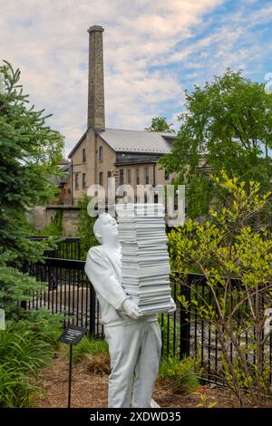 Der Grand River schlängelt sich durch die malerische Stadt Fergus, Ontario, mit historischen Industriegebäuden am Ufer Stockfoto