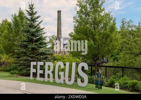 Der Grand River schlängelt sich durch die malerische Stadt Fergus, Ontario, mit historischen Industriegebäuden am Ufer Stockfoto