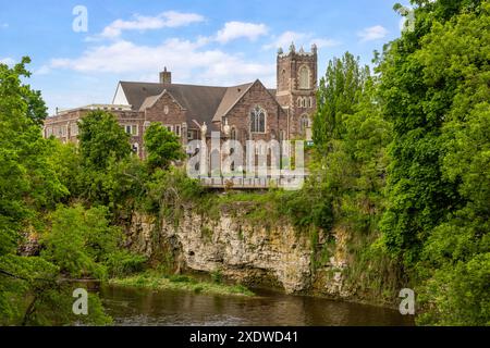 Der Grand River schlängelt sich durch die malerische Stadt Fergus, Ontario, mit historischen Industriegebäuden am Ufer Stockfoto