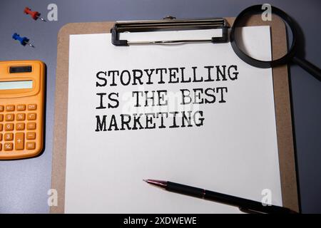 Storytelling ist das beste Marketing-Wort, das auf gelbem Papier mit rotem Hintergrund geschrieben wird. Konzeptionelles Storytelling ist das beste Marketingsymbol. Kopieren Stockfoto