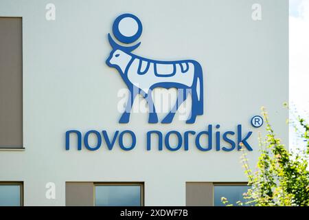 Novo Nordisk Werbelogo auf dem Fassadengebäude, dänischer Pharmakonzern Novo Nordisk AS, Produktion innovativer Medikamente, Adipositasbehandlung Stockfoto