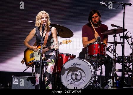 Barcelona, Spanien. 2024.06.24. Sheryl Crow tritt auf der Bühne während des Alma Festivals im Poble Espanyol am 24. Juni 2024 in Barcelona auf. Stockfoto