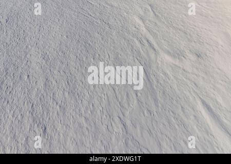 Tiefe Schneefälle im Winter, große Schneemengen nach Schneefall bei sonnigem Wetter Stockfoto