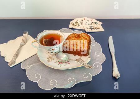 Nachmittagstee und Karottenkuchen auf einem Snack während eines Kartenspiels. Stockfoto