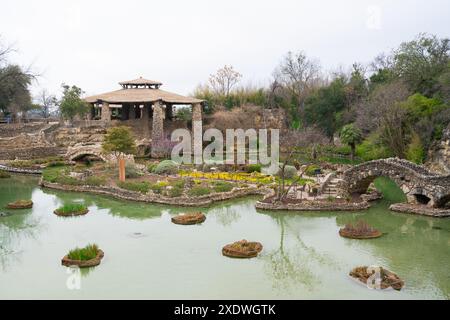 Japanischer Teegarten mit Steinbrücken, Kio-Teich und Pagode, San Antonio Texas. Querformat Stockfoto
