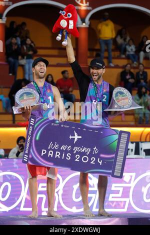 Tlaxcala, Mexiko. Juni 2024. (L-R) die Goldmedaillengewinner Samuel Schachter und Daniel Dearing vom Team Canada posieren für Fotos während der Medaillenzeremonie nach dem Endspiel der Männer beim NORCECA 2024 Beach Volleyball Olympic Qualification Turnier. Am 23. Juni 2024 in Tlaxcala, Mexiko. (Foto: Essene Hernandez/ Credit: Eyepix Group/Alamy Live News Stockfoto