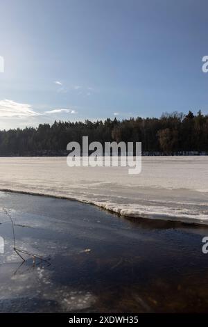 Die eisbedeckte Oberfläche des Flusses in der Wintersaison, das Wasser gefrorenen im Fluss während der Fröste der Wintersaison Stockfoto