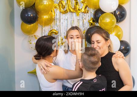 Die Familie hat Spaß daran, lustige Gesichter zu machen Stockfoto