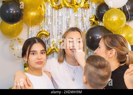 asiatisch indianer, Ballon Dekoration, schön, Geburtstag, kaukasier, Kind, Nahaufnahme Familie, süß, süß Teenager, köstlich süß, sogar vielseitiges Lachen Stockfoto