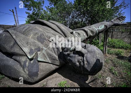 ZAPORIZHZHIA, UKRAINE - 24. JUNI 2024 - die größte Bronzeskulptur des russischen bolschewistischen Führers Wladimir Lenin (12310 kg) der Ukraine wurde seit 2016 in einem Lager eines städtischen Versorgungsunternehmens in Zaporischzhia, Südostukraine, gelagert Stockfoto