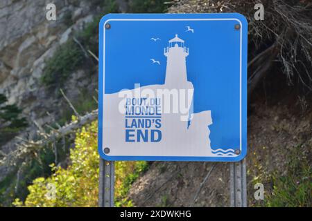 Blaues Schild, das die Endposition des Landes anzeigt. Berühmter Wanderweg im Forillon National Canada Park. Stockfoto