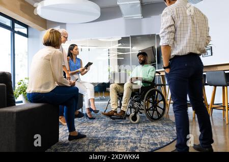 Geschäftsteam in Besprechung, Besprechung des Projekts mit Tablet und Laptop im Büro Stockfoto