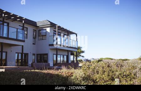 Modernes Haus mit großen Fenstern und Balkon mit Blick auf die malerische Landschaft, Kopierraum Stockfoto