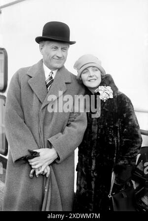 1926 , 11 . märz , New York , USA : der gefeierte amerikanische Filmregisseur FRED NIBLO ( 1874 - 1948 ) mit der 2 . Ehefrau ENID BENNETT ( 1893 - 1969 ) auf einem Seefahrer im Hafen von New York , der aus Europa zurückkehrt . Regisseur von Superhit-Filmen wie BLOOD AND SAND ( 1922 ) mit Rudolph Valentino oder BEN HUR ( 1925 ) mit Ramon Novarro . Unbekannter Fotograf. - CINEMA MUTO - STUMMFILM - REGISTA CINEMATOGRAFICO - Porträt - ritratto - GESCHICHTE - FOTO STORICHE - ATTRICE - TRANSATLANTICO - Travel - viaggio - marito e moglie - Ehemann - Pelliccia di visone - Nerzfell - Hut - Cappello - Fashion - Mo Stockfoto