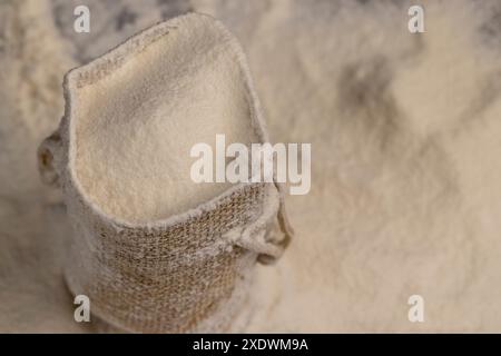 Weizenmehl auf dem Tisch, eine Zutat zur Herstellung von Brot und anderen Erzeugnissen Weizenmehl Stockfoto
