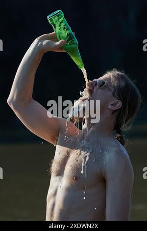 Bier am Strand trinken, schnell von oben Stockfoto