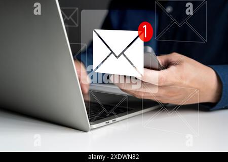 Hand eines Geschäftsmannes, der ein Smartphone für E-Mails mit Benachrichtigung verwendet. Konzept der Online-Kommunikation. E-Mail-Marketing. Direktverkaufsprojekt in CUTO Stockfoto