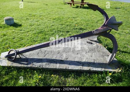 Ein alter Metallanker steht draußen im öffentlichen Park Stockfoto