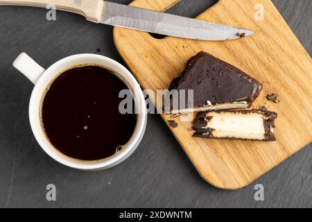 Zubereitung von in kochendem Wasser löslichem Kaffee in einer weißen Tasse, gefriergetrocknetem Granulat Stockfoto