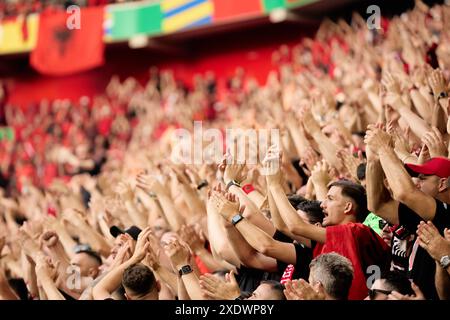 Düsseldorf, Deutschland. Juni 2024. Die Fans des Teams Albanien treffen sich vor dem Spiel der Gruppe B der UEFA Euro 2024 zwischen Spanien und Albanien am 24. Juni 2024 in Düsseldorf. Quelle: Meng Dingbo/Xinhua/Alamy Live News Stockfoto