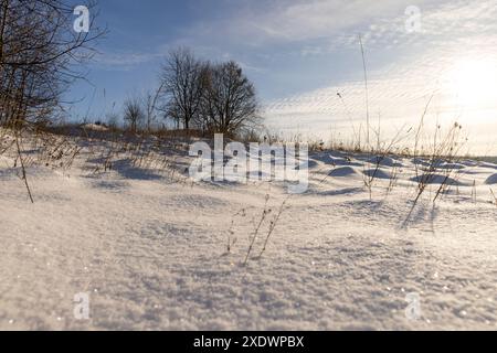 Tiefe Schneefälle im Winter, große Schneemengen nach Schneefall bei sonnigem Wetter Stockfoto