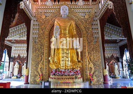 Das Innere der Sasana Vamsa Sima Schrein Halle am Dhammikarama-burmesischen Tempel mit seinem berühmten stehenden Buddha-Bild Penang Stockfoto