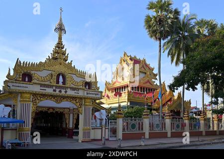 Reich geschmückter goldener roter Eingangsbogen und Fassade des Dhammikarama-buddhistischen Tempels entlang Lorong Burma, Penang, Malaysia Stockfoto