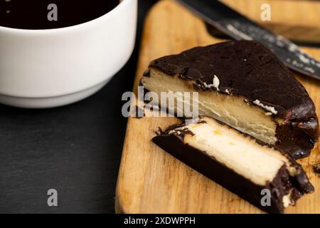 Zubereitung von in kochendem Wasser löslichem Kaffee in einer weißen Tasse, gefriergetrocknetem Granulat Stockfoto