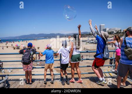 Los Angeles, Usa. Juni 2024. Menschen genießen den nordamerikanischen Sommer am Santa Monica Beach and Pier in Los Angeles, Kalifornien, USA, 24. Juni 2024 Credit: Brazil Photo Press/Alamy Live News Stockfoto