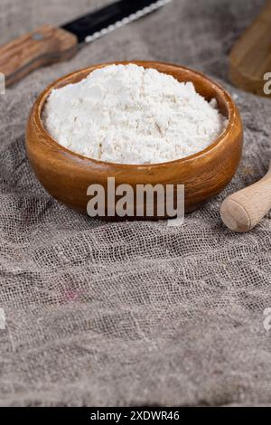 Weizenmehl auf dem Tisch, eine Zutat zur Herstellung von Brot und anderen Erzeugnissen Weizenmehl Stockfoto