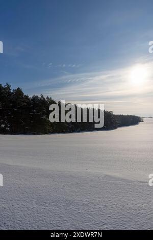 Tiefe Schneefälle im Winter, große Schneemengen nach Schneefall bei sonnigem Wetter Stockfoto