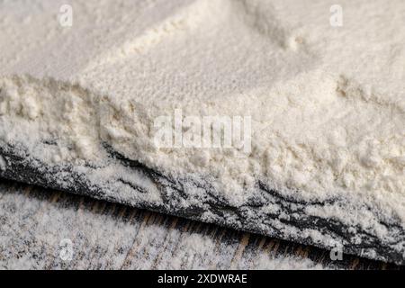 Weizenmehl auf dem Tisch, eine Zutat zur Herstellung von Brot und anderen Erzeugnissen Weizenmehl Stockfoto