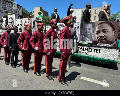 New York, N.Y. - 15. Juni 2024: Teilnehmer an der 31. Jährlichen Harlem Juneteenth Celebration Parade, die von Masjid Malcom Shabazz organisiert wird. Juneteenth ist ein Bundesfeiertag zum Gedenken an das Ende der Sklaverei in den Vereinigten Staaten am 19. Juni 1865, als Generalmajor Gordon Granger die endgültige Durchsetzung der Emanzipationsproklamation in Texas am Ende des Amerikanischen Bürgerkriegs anordnete. Stockfoto