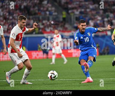 Leipzig, Deutschland. Juni 2024. Lorenzo Pellegrini (R) aus Italien schießt während des Gruppenspiels der UEFA Euro 2024 zwischen Kroatien und Italien in Leipzig am 24. Juni 2024. Quelle: Ren Pengfei/Xinhua/Alamy Live News Stockfoto