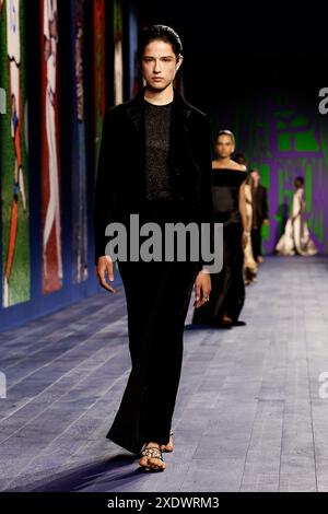 Paris, Frankreich. Juni 2024. CHRISTIAN DIOR Haute Couture Herbst/Winter 2024-2025 Runway während der Paris Haute Couture Fashion Week am 2024. Juni - Paris, Frankreich 24/06/2024 Credit: dpa/Alamy Live News Stockfoto