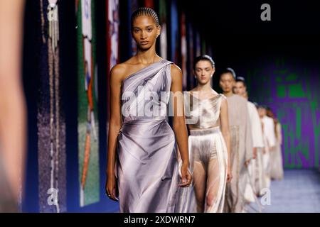 Paris, Frankreich. Juni 2024. CHRISTIAN DIOR Haute Couture Herbst/Winter 2024-2025 Runway während der Paris Haute Couture Fashion Week am 2024. Juni - Paris, Frankreich 24/06/2024 Credit: dpa/Alamy Live News Stockfoto