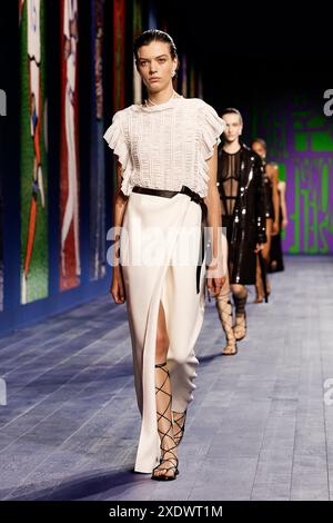 Paris, Frankreich. Juni 2024. CHRISTIAN DIOR Haute Couture Herbst/Winter 2024-2025 Runway während der Paris Haute Couture Fashion Week am 2024. Juni - Paris, Frankreich 24/06/2024 Credit: dpa/Alamy Live News Stockfoto