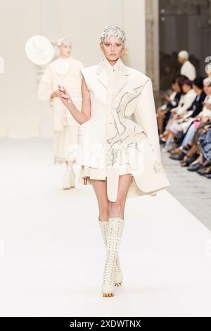 Paris, Frankreich. Juni 2024. THOM BROWNE Haute Couture Herbst/Winter 2024-2025 Runway während der Paris Haute Couture Fashion Week am 2024. Juni - Paris, Frankreich 24/06/2024 Credit: dpa/Alamy Live News Stockfoto