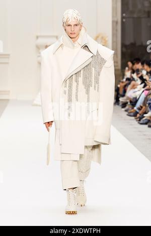 Paris, Frankreich. Juni 2024. THOM BROWNE Haute Couture Herbst/Winter 2024-2025 Runway während der Paris Haute Couture Fashion Week am 2024. Juni - Paris, Frankreich 24/06/2024 Credit: dpa/Alamy Live News Stockfoto