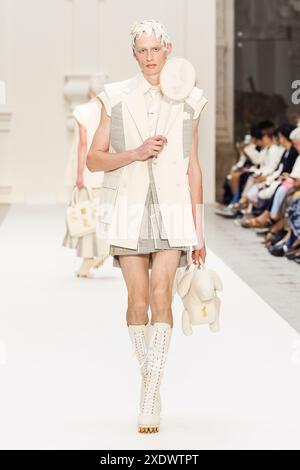 Paris, Frankreich. Juni 2024. THOM BROWNE Haute Couture Herbst/Winter 2024-2025 Runway während der Paris Haute Couture Fashion Week am 2024. Juni - Paris, Frankreich 24/06/2024 Credit: dpa/Alamy Live News Stockfoto